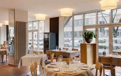 Dining area perfect as workspace at the DoubleTree by Hilton Hannover Schweizerhof.
