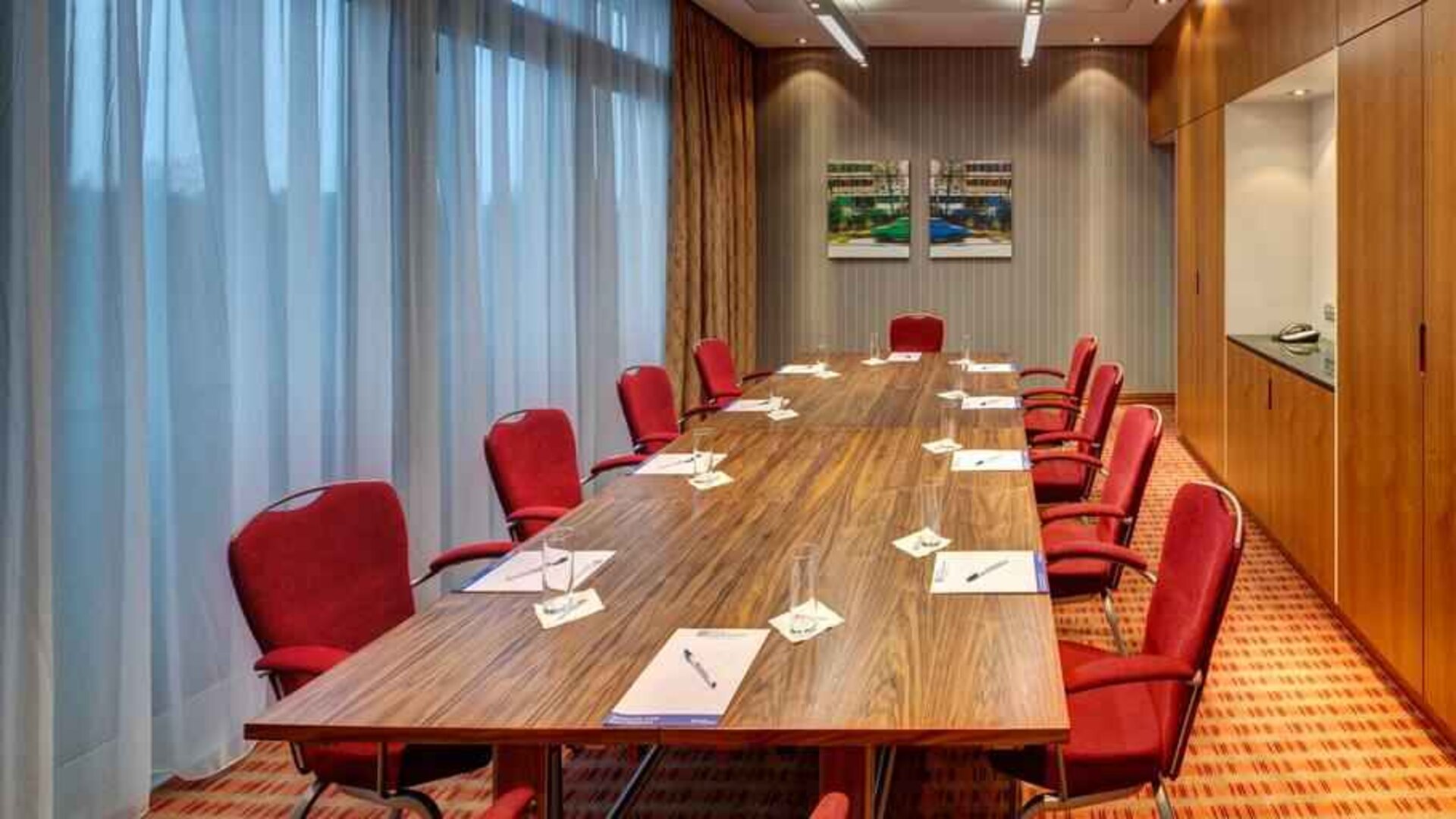 Meeting room with large windows at the Hilton Garden Inn Frankfurt Airport.