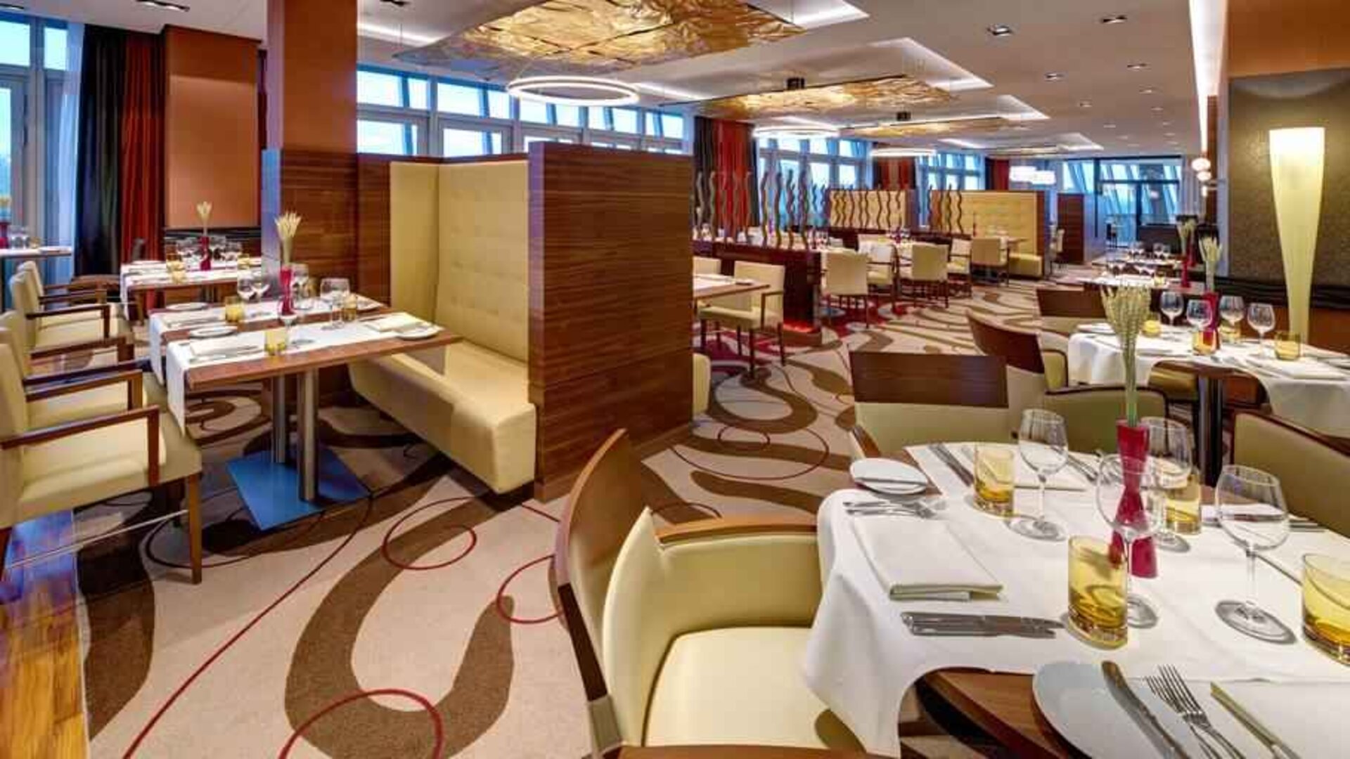 Restaurant area perfect for co-working at the Hilton Frankfurt Airport.