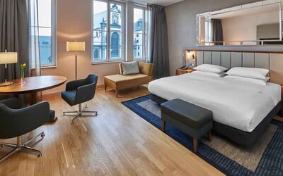 King bedroom with working station at the Hilton Cologne.