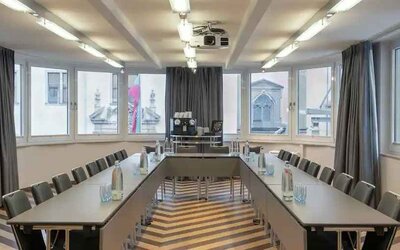 Meeting room with u shape table at the Hilton Cologne.