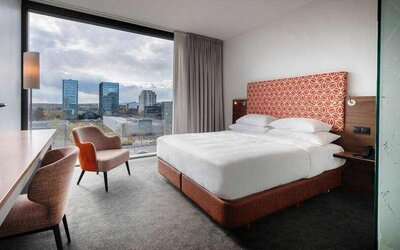 King bedroom with working station at the DoubleTree by Hilton Frankfurt Niederrad.