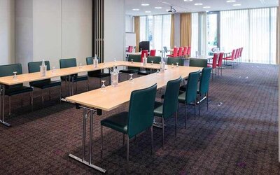 Meeting room with u shape table at the DoubleTree by Hilton Frankfurt Niederrad.