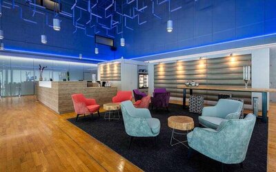 King guestroom with desk at the DoubleTree by Hilton Frankfurt Niederrad.