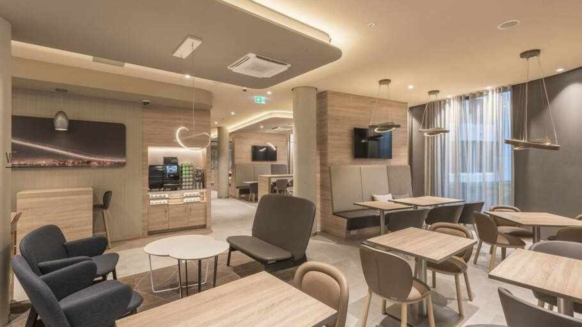 Dining area with chairs and tables at the Hampton by Hilton Frankfurt Airport.