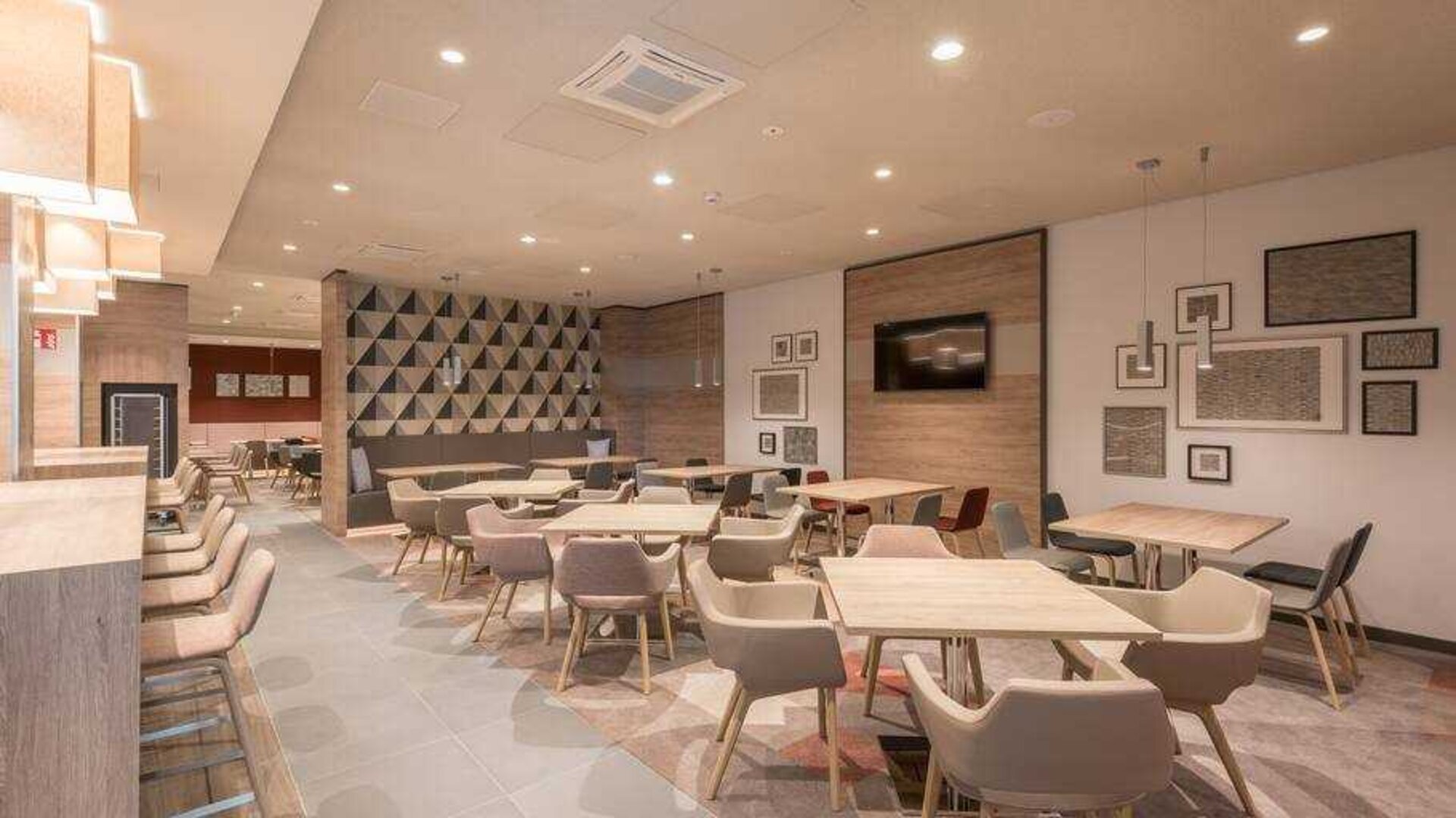 Dining area perfect for co-working at the Hampton by Hilton Frankfurt City Centre East.