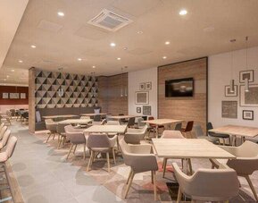 Dining area perfect for co-working at the Hampton by Hilton Frankfurt City Centre East.