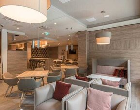 Comfortable lobby workspace at the Hampton by Hilton Frankfurt City Centre East.