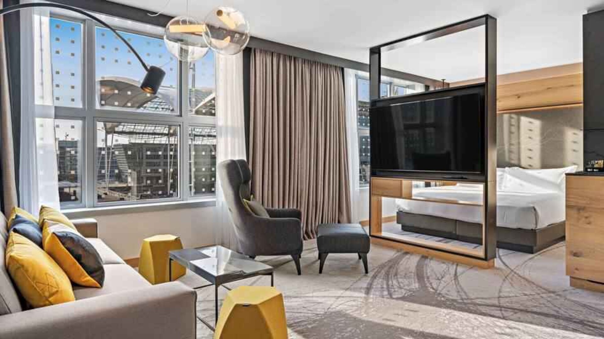 Deluxe suite with working station at the Hilton Munich Airport.