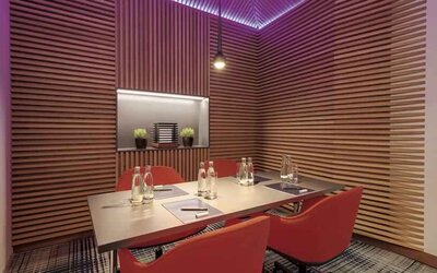 Small meeting room with square table at the Hilton Munich Airport.