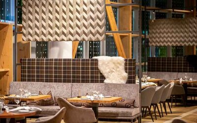 Dining area perfect for co-working at the Hilton Munich Airport.