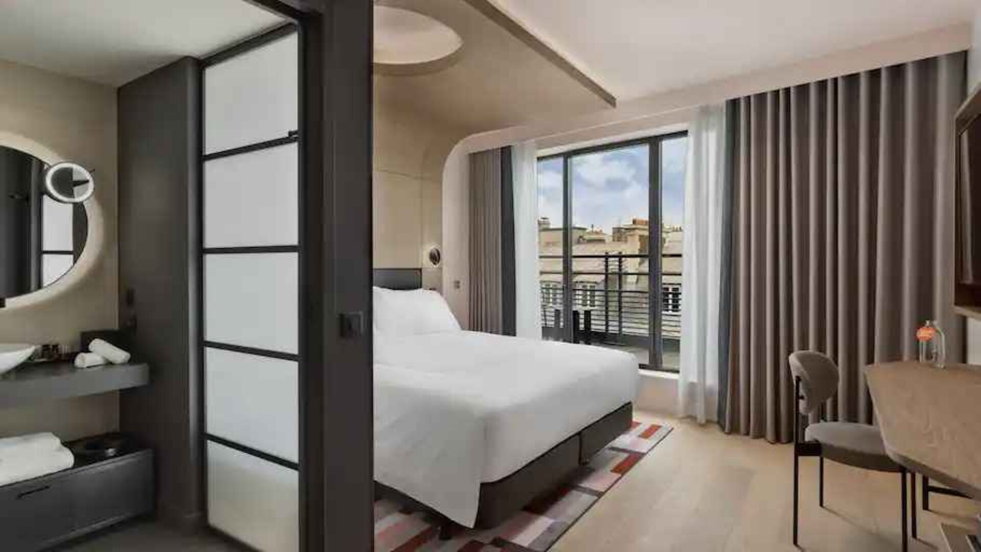 Bright balcony with desk at the Canopy by Hilton Paris Trocadero.