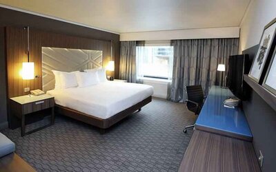 Spacious superior room with working station at the Hilton Paris La Defense.