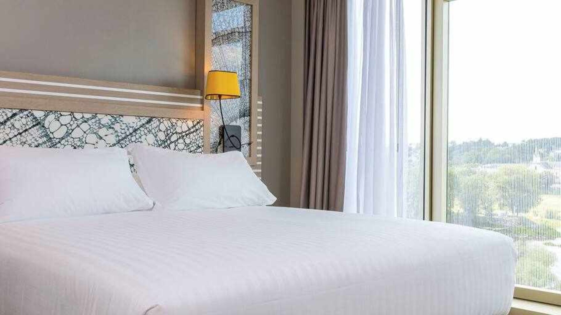 King size bed at the Hilton Garden Inn Tours Centre.