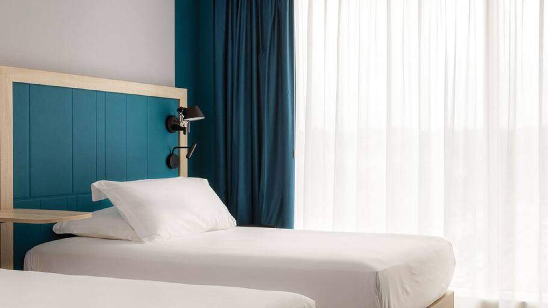 Twin room at the Hampton by Hilton Tours Centre.