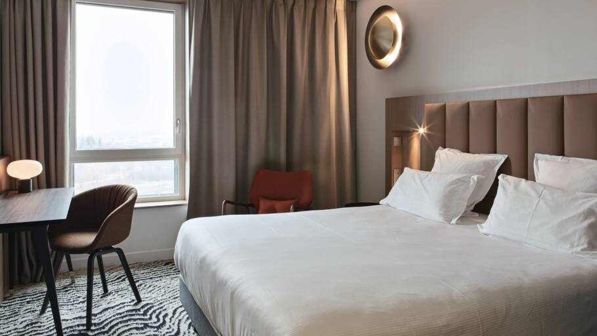 King bedroom with desk at the DoubleTree by Hilton Lyon Eurexpo.