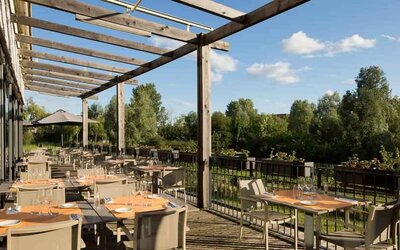 Restaurant area suitable for co-working at the DoubleTree by Hilton Lyon Eurexpo.