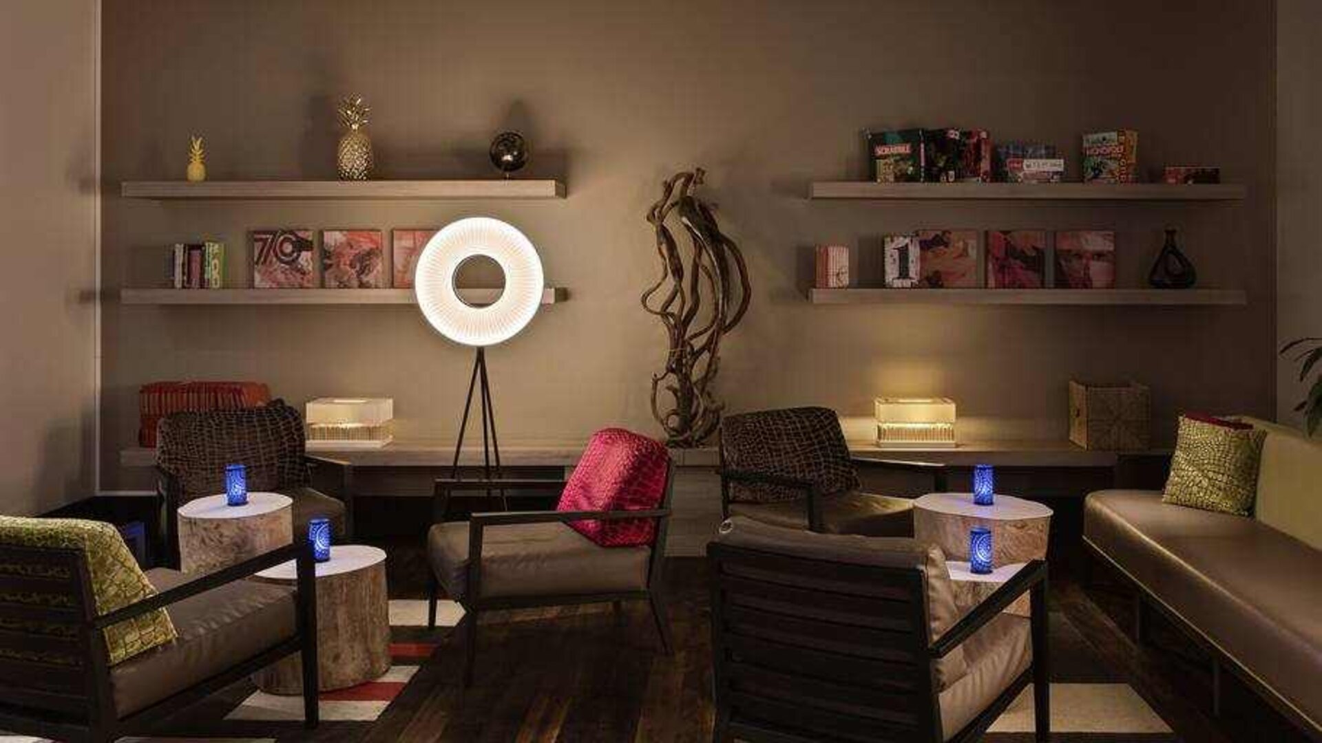 Lobby workspace at the DoubleTree by Hilton Lyon Eurexpo.