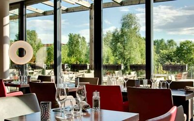 Restaurant area suitable for co-working at the DoubleTree by Hilton Lyon Eurexpo.