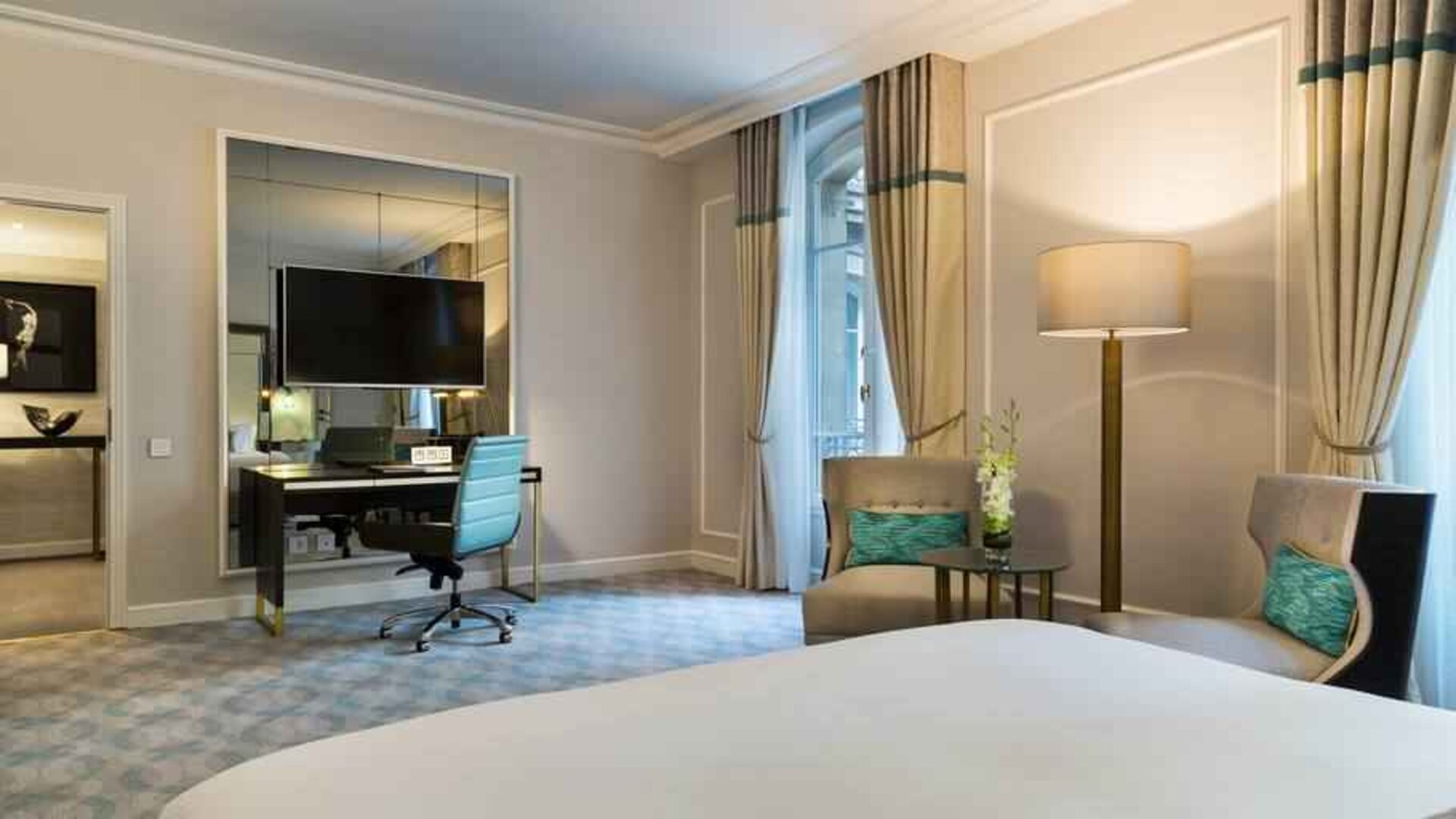 Working station with desk at the Hilton Paris Opera.