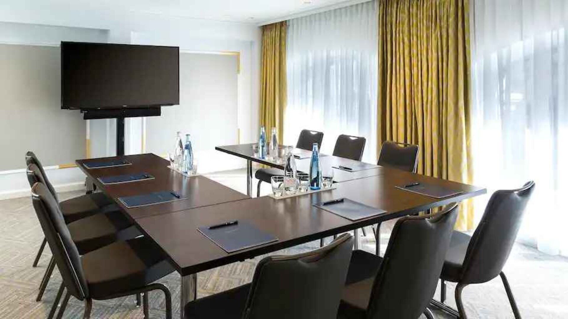 Meeting room with small u shape table at the Hilton Paris Opera.