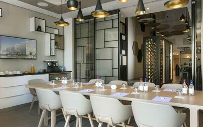 Elegant meeting room at the Hilton Garden Inn Bordeaux Centre.