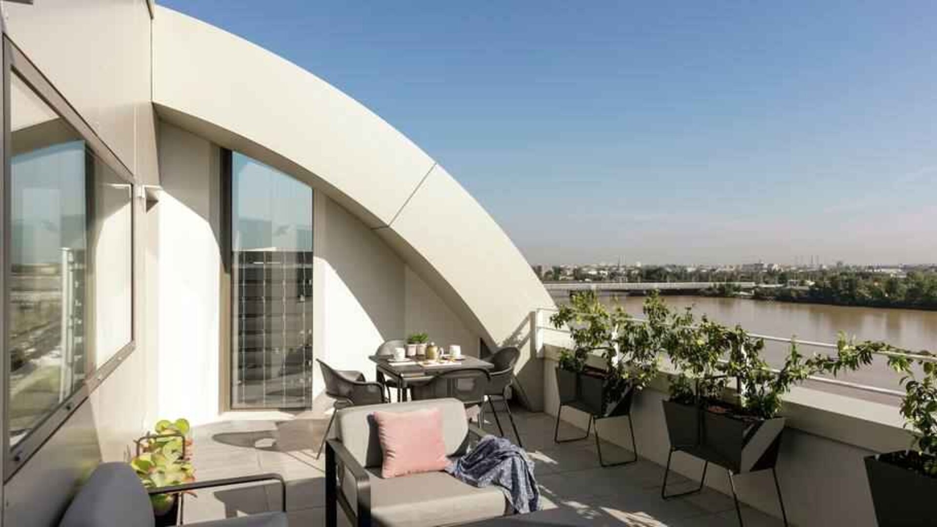 Outdoor terrace perfect for co-working at the Hilton Garden Inn Bordeaux Centre.