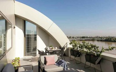 Outdoor terrace perfect for co-working at the Hilton Garden Inn Bordeaux Centre.