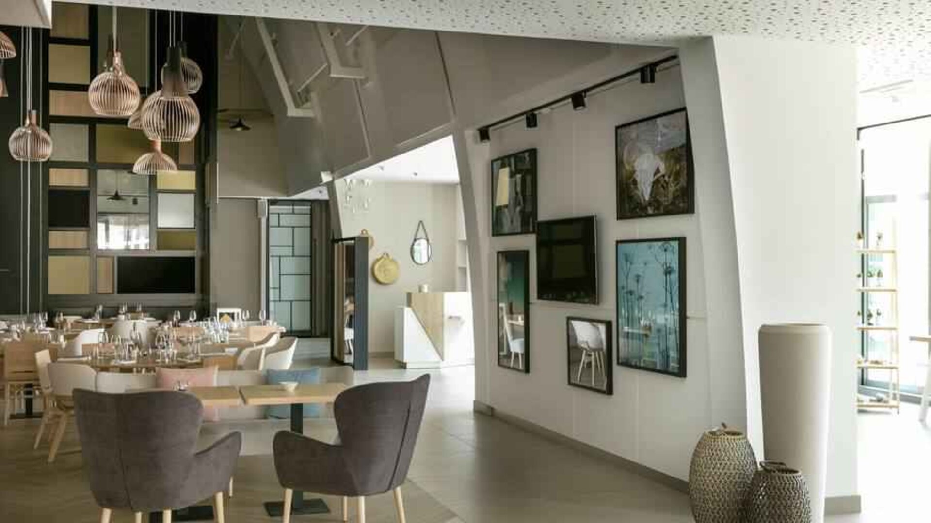 Restaurant area suitable as workspace at the Hilton Garden Inn Bordeaux Centre.