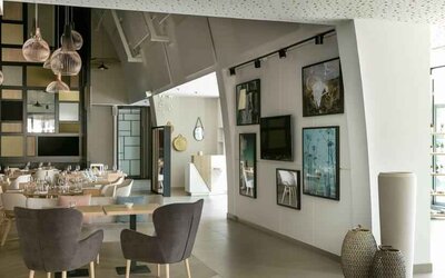 Restaurant area suitable as workspace at the Hilton Garden Inn Bordeaux Centre.