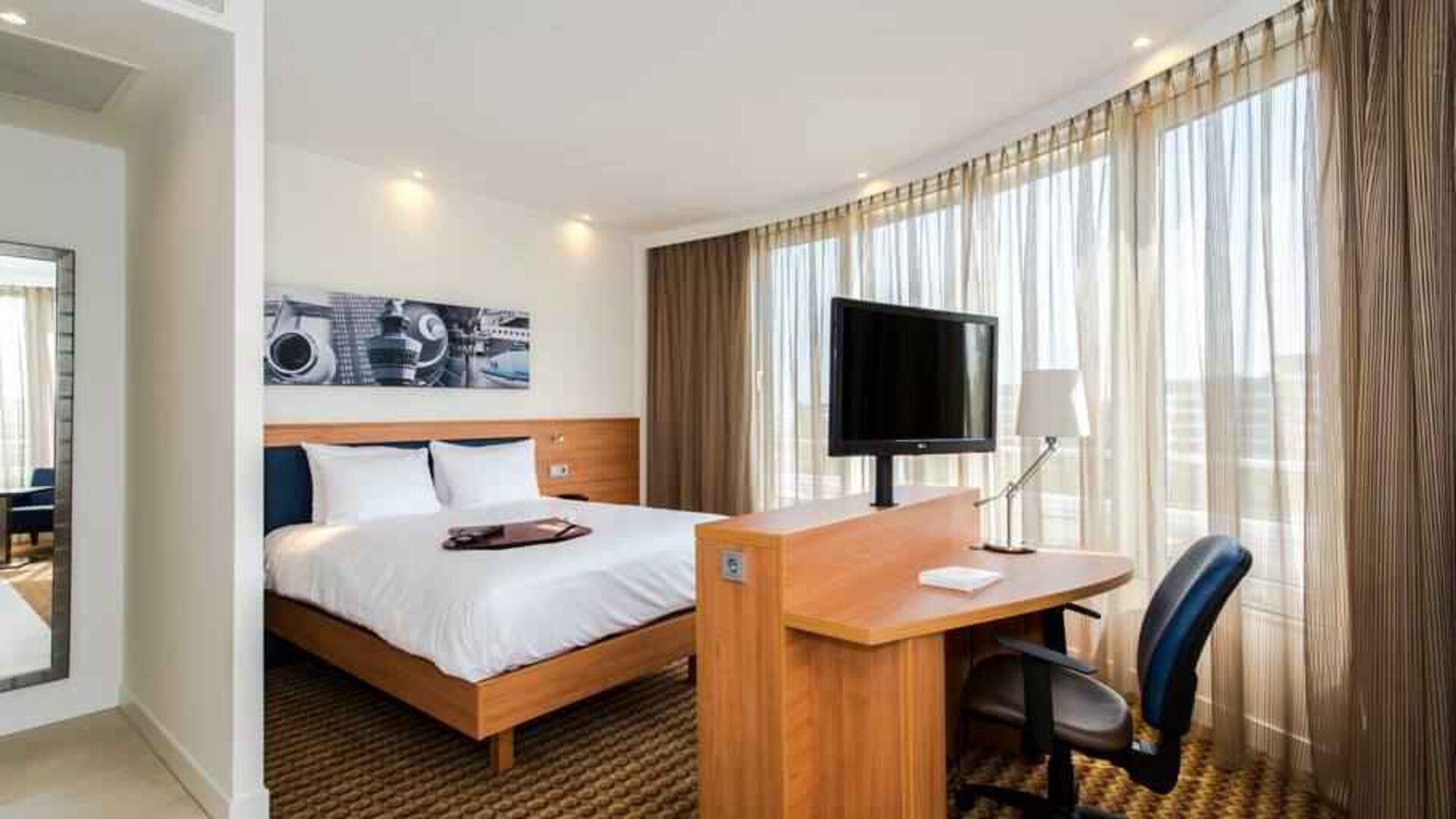 King suite with working station at the Hampton by Hilton Amsterdam Airport Schiphol.
