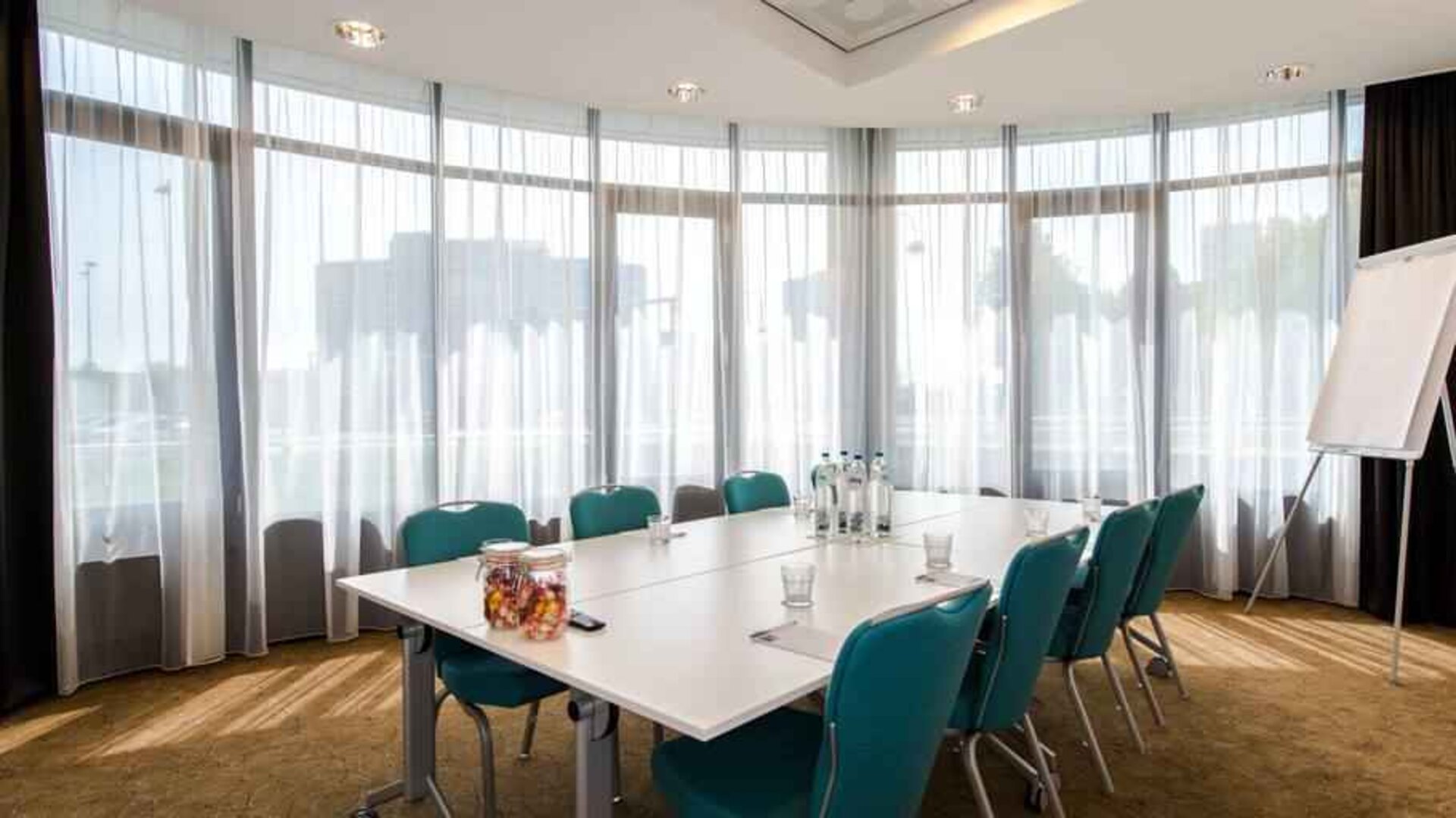 Meeting room with square table at the Hampton by Hilton Amsterdam Airport Schiphol.