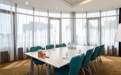 Meeting room with square table at the Hampton by Hilton Amsterdam Airport Schiphol.