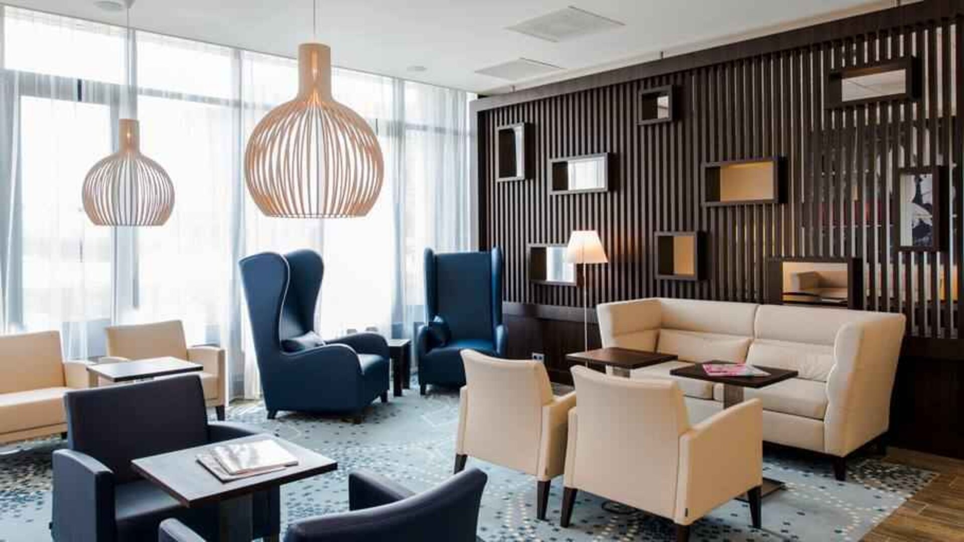 Hotel workspace suitable for co-working at the Hampton by Hilton Amsterdam Airport Schiphol.