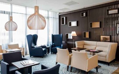 Hotel workspace suitable for co-working at the Hampton by Hilton Amsterdam Airport Schiphol.