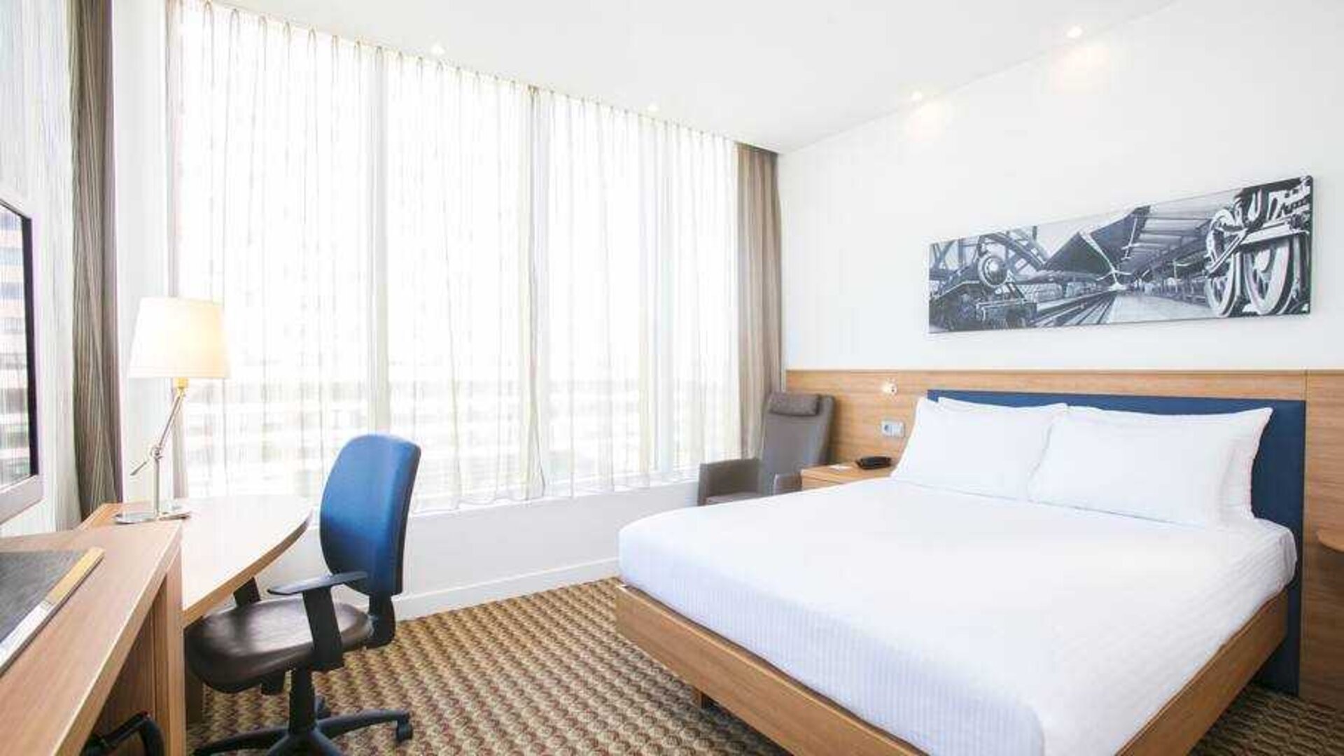 Queen room with desk at the Hampton by Hilton Amsterdam Arena Boulevard.