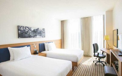 Twin room with working station at the Hampton by Hilton Amsterdam Arena Boulevard.