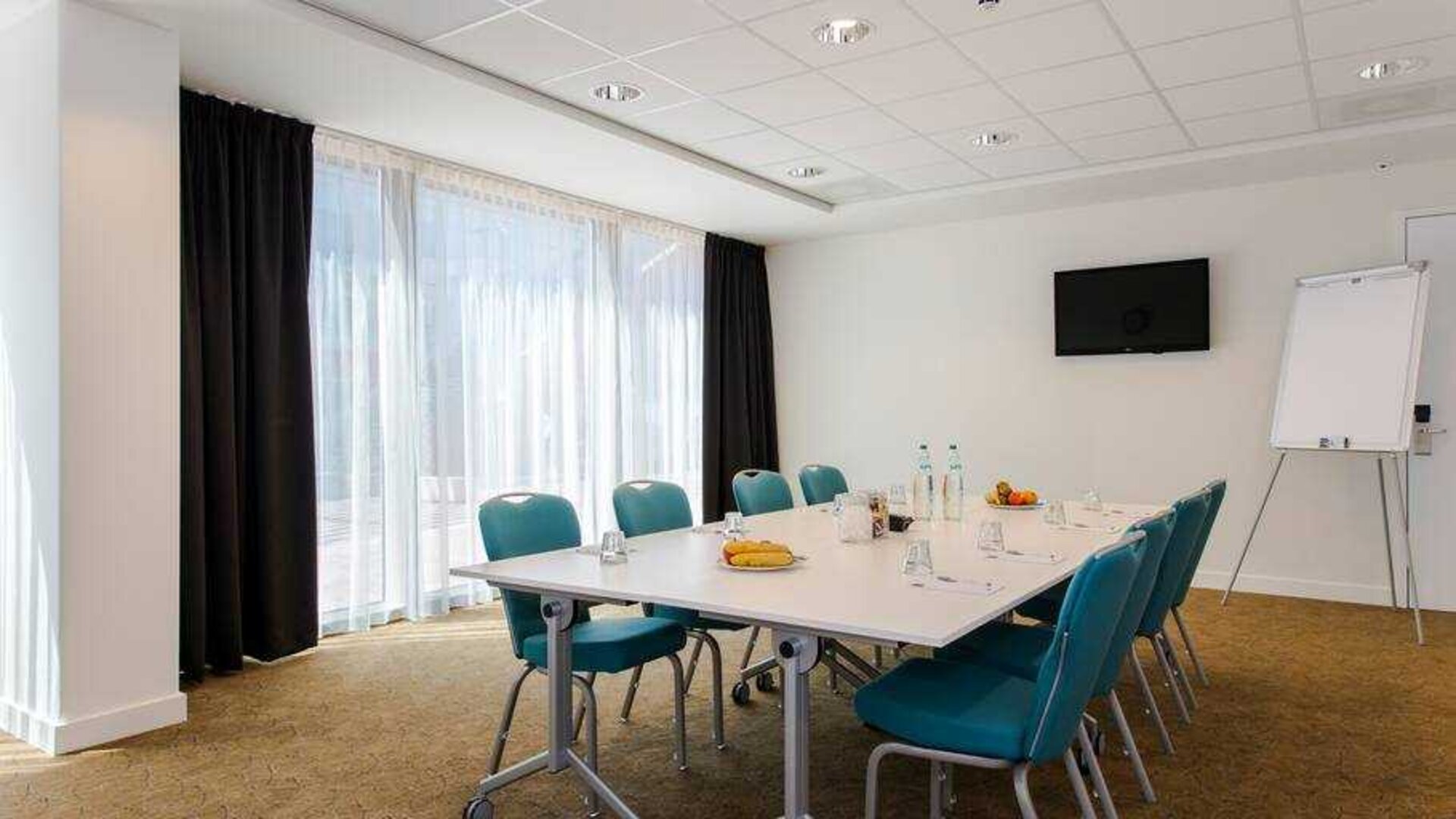 Meeting room with TV screen at the Hampton by Hilton Amsterdam Arena Boulevard.