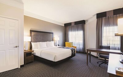 La Quinta Inn & Suites by Wyndham Austin Near The Domain