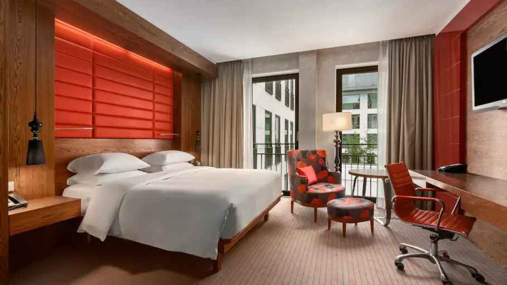 King guestroom with desk at the Hilton The Hague.