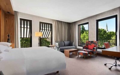 King bedroom with working station at the Hilton The Hague.