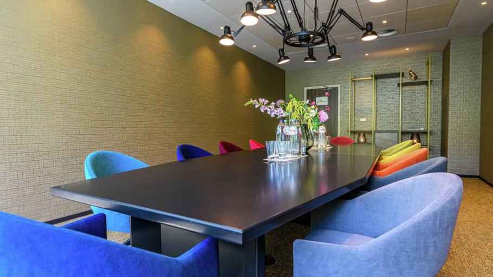 Small meeting room at the DoubleTree by Hilton Royal Parc Soestduinen.