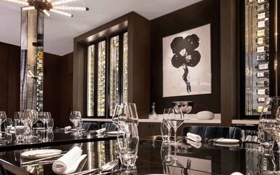 Dining area perfect for co-working at the Hilton Amsterdam Airport Schiphol.