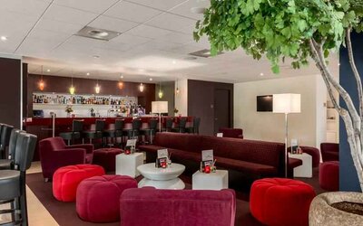 Comfortable lobby workspace at the Hilton Garden Inn Leiden.