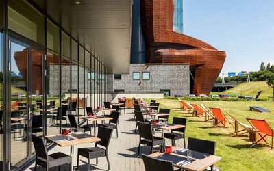 Outdoor patio perfect as workspace at the Hilton Garden Inn Leiden.
