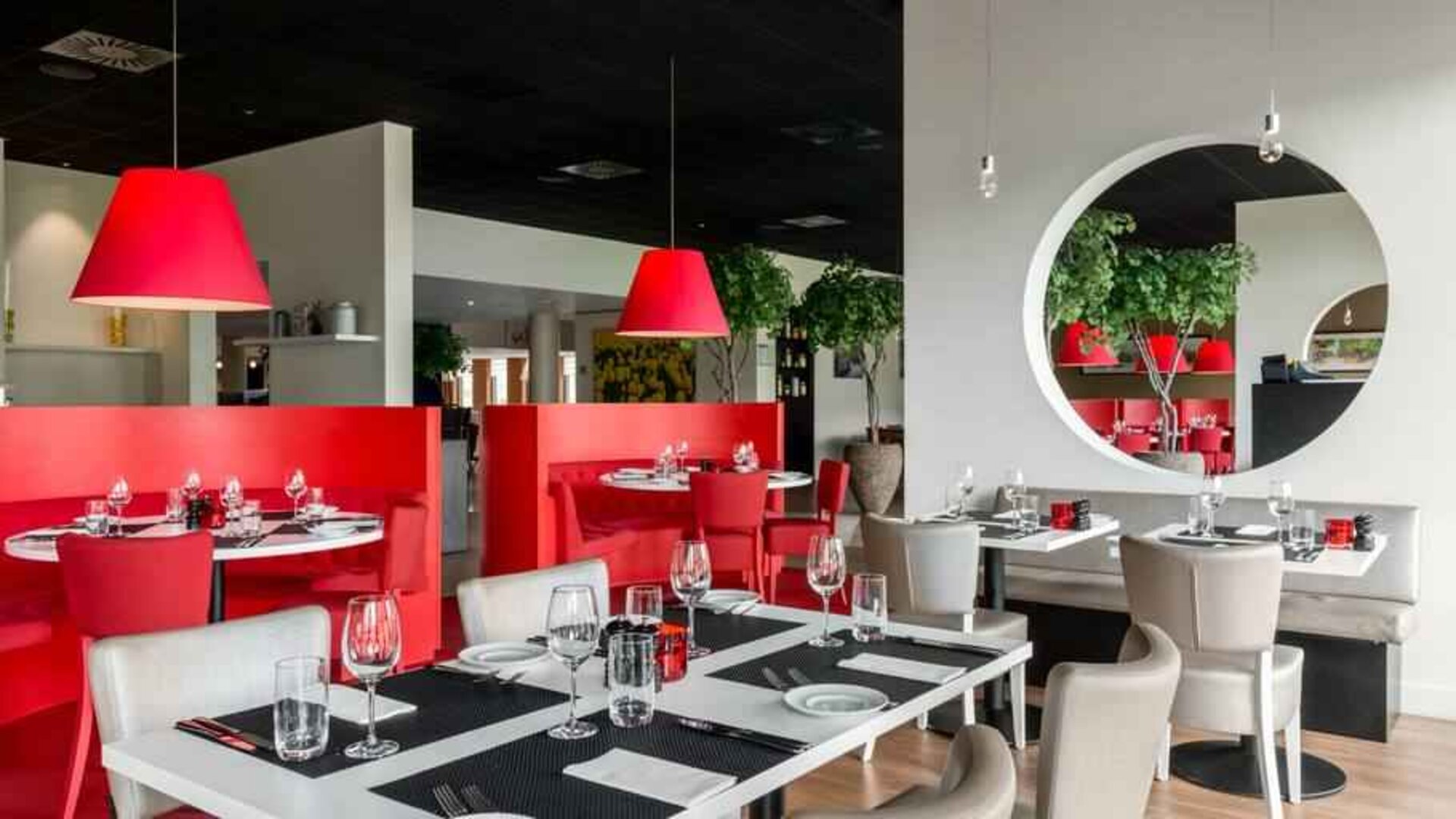 Dining area suitable for co-working at the Hilton Garden Inn Leiden.
