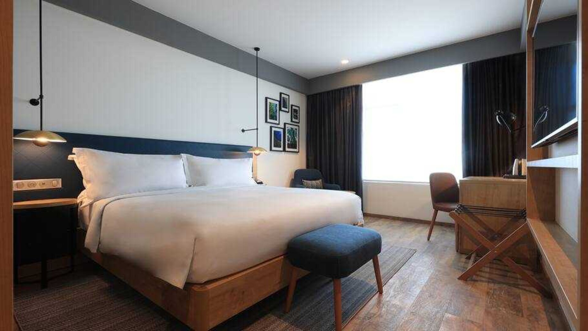 King bedroom with desk at the Hilton Garden inn Casablanca Sud.