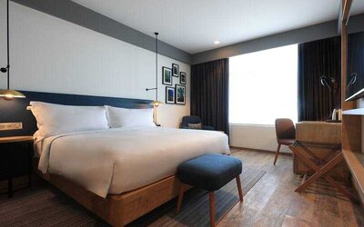 King bedroom with desk at the Hilton Garden inn Casablanca Sud.