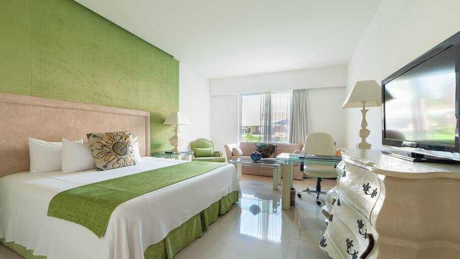 King suite with working station at the MM Grand Hotel Puebla, Tapestry Collection by Hilton.