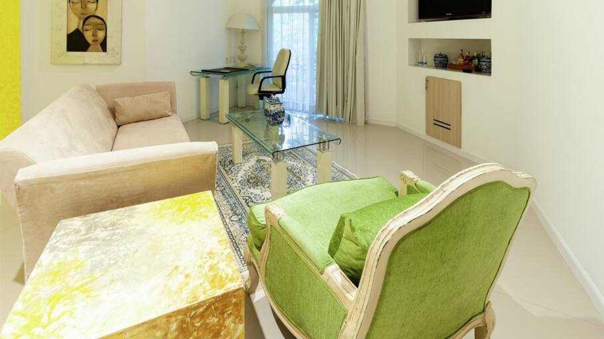 Living room suitable as workspace at the MM Grand Hotel Puebla, Tapestry Collection by Hilton.